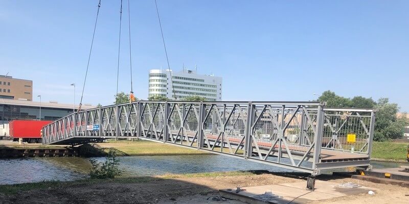 Voetgangersbrug met toog