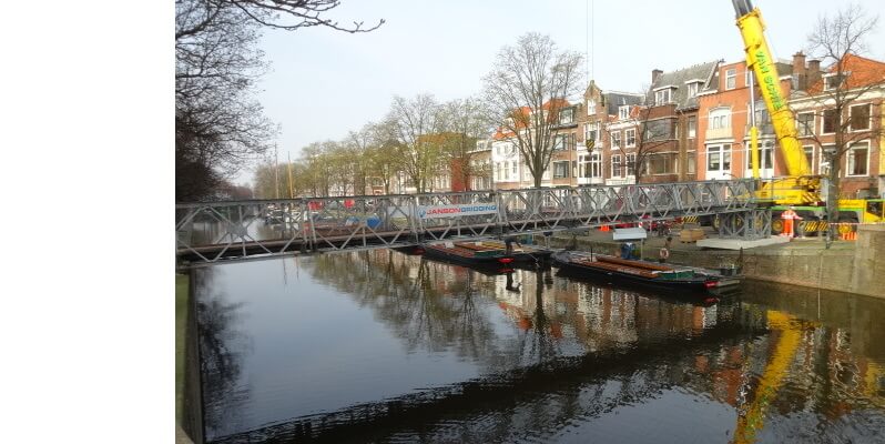 Tijdelijke voetgangersbrug op kademuren