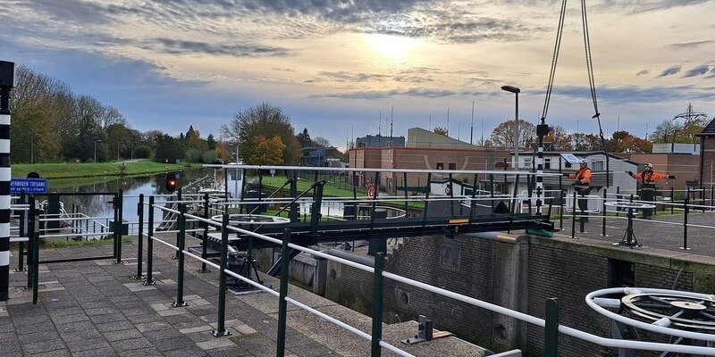 Voetgangersbrug over de waaiersluis