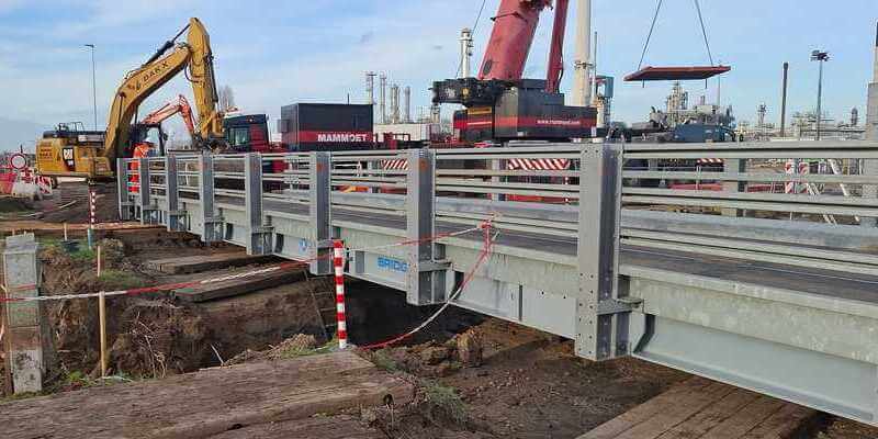 Verbindingsbrug gedurende graafwerkzaamehden
