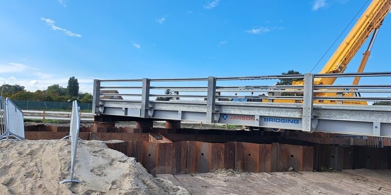 Brug over damwandsleuf